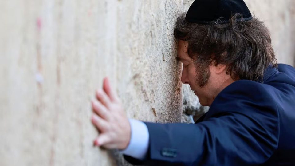 El presidente de Argentina Javier Milei en su visita al muro de los lamentos en Jesuralem Israel 960x540 - Capafons y Cia,S.L.