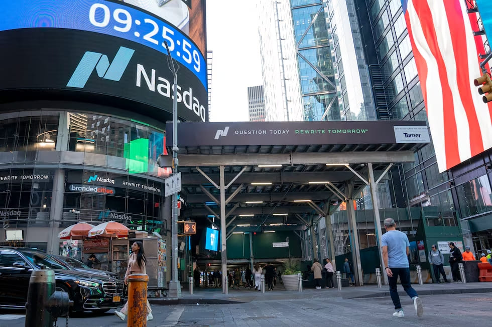 Personas-caminan-frente-al-edificio-de-Nasdaq-en-Nueva-York