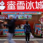 Personas-pasa-por-delante-de-una-tienda-Mixue_-en-Hong-Kong